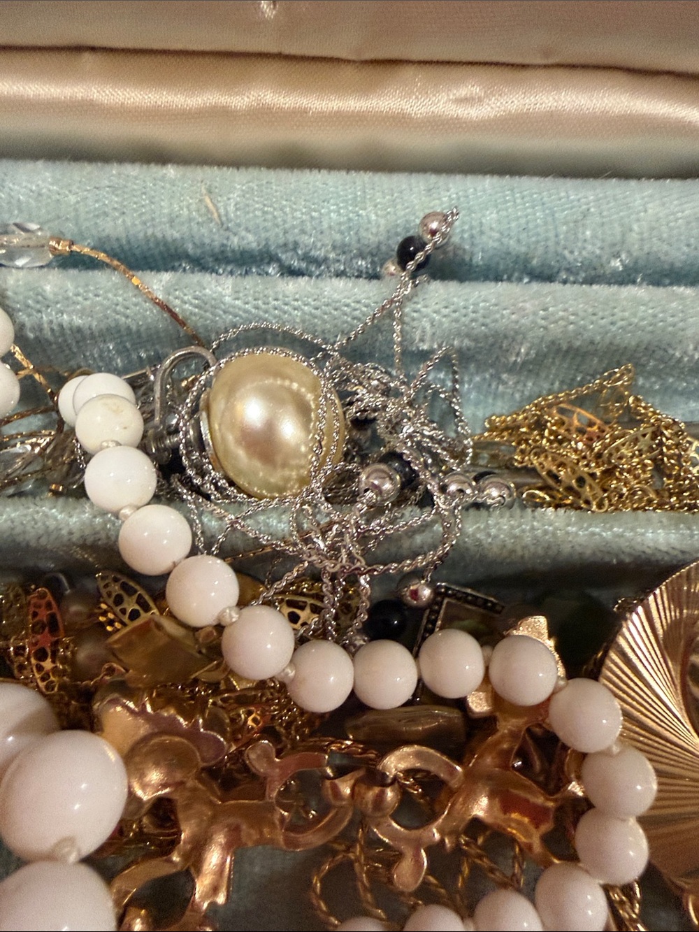 Vintage jewelry box with misc Sara cov jewelry. Cuff links and a Boucher pendant - Picture 4 of 7